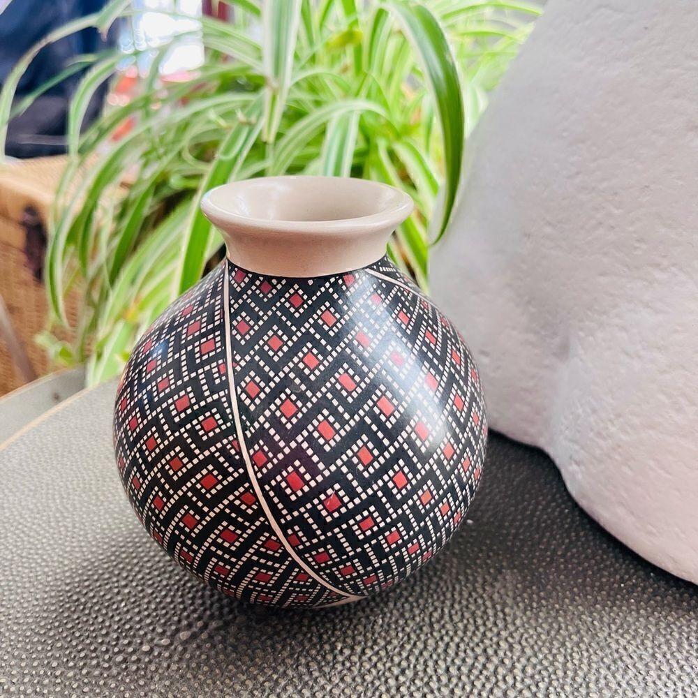 Mata Ortiz Pottery | Handmade Painted and Etched small vase by Tati Ortiz